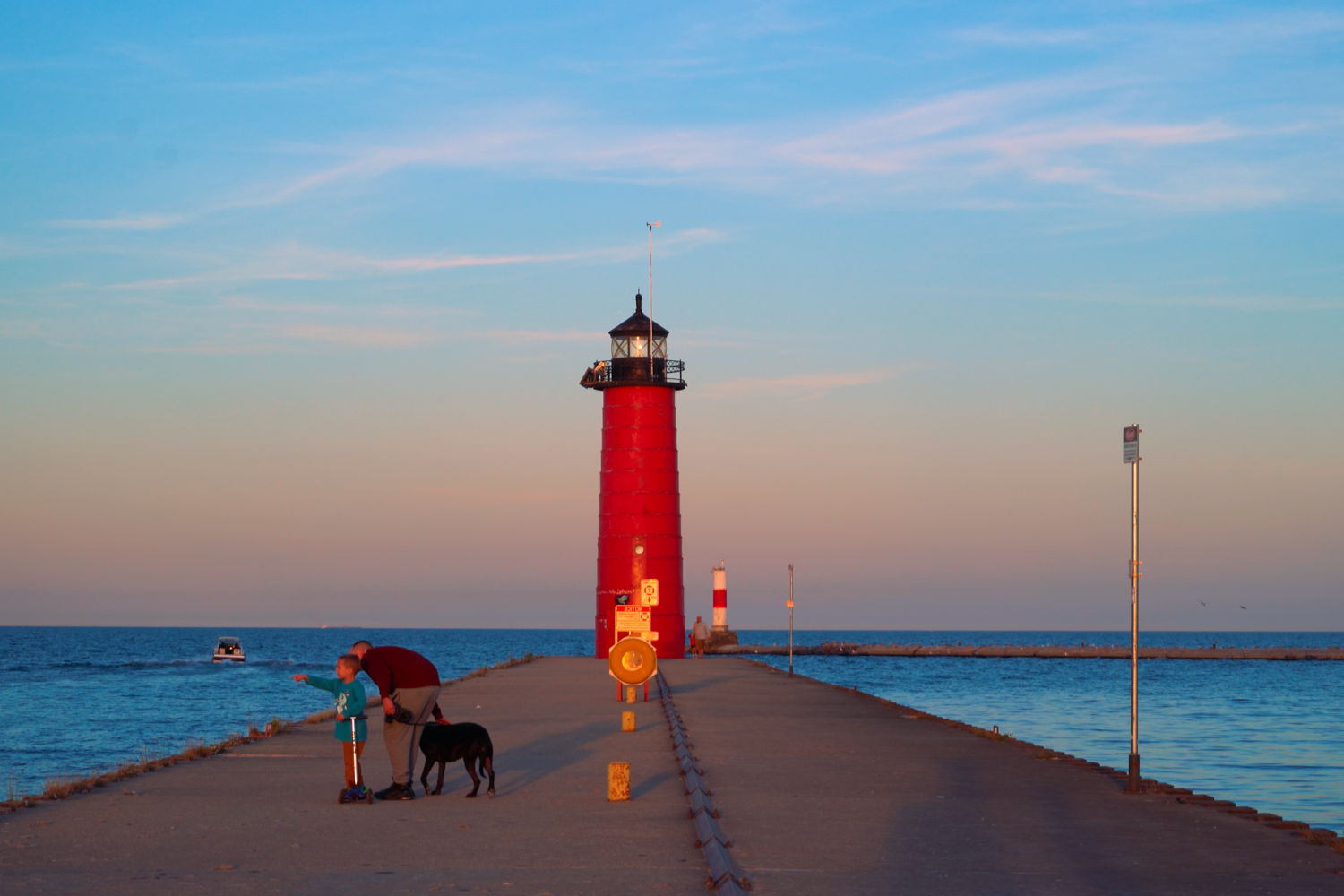 The iconic North Pier Lighthouse in 出赛 was built in 1906 和 still serves as the active lighthouse for the 出赛 harbor.