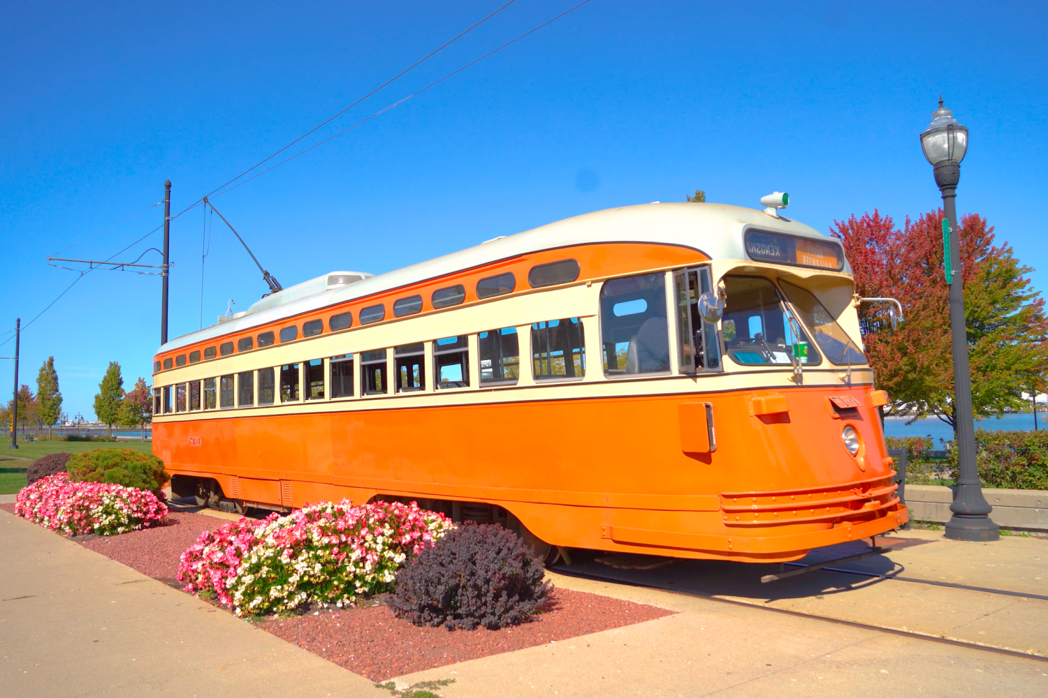 Ride the streetcar in downtown 出赛 和 enjoy a scenic tour of the Lake Michigan shoreline, HarborPark, 雕塑步道, 二，嗨...