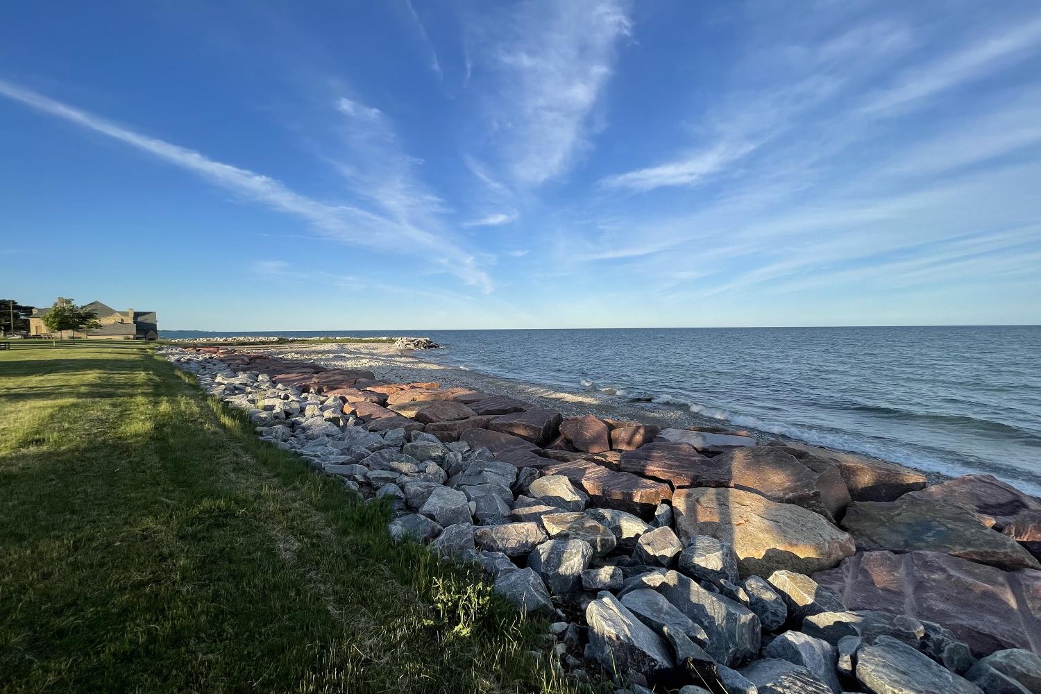 出赛 has several beautiful lakefront parks, like Southport Park.