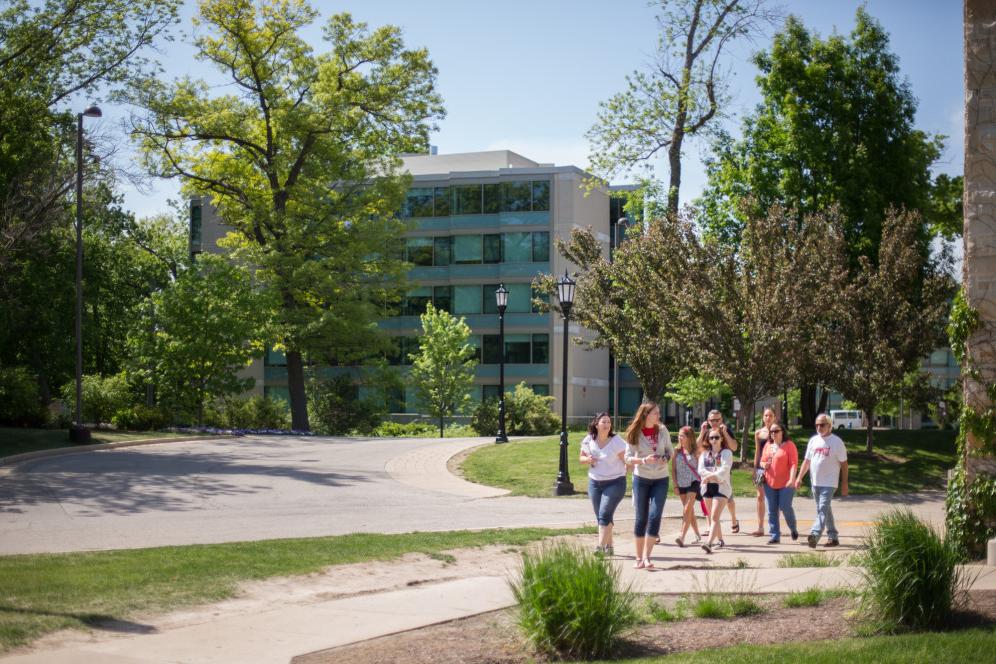 学生大使带领未来的学生参观校园.