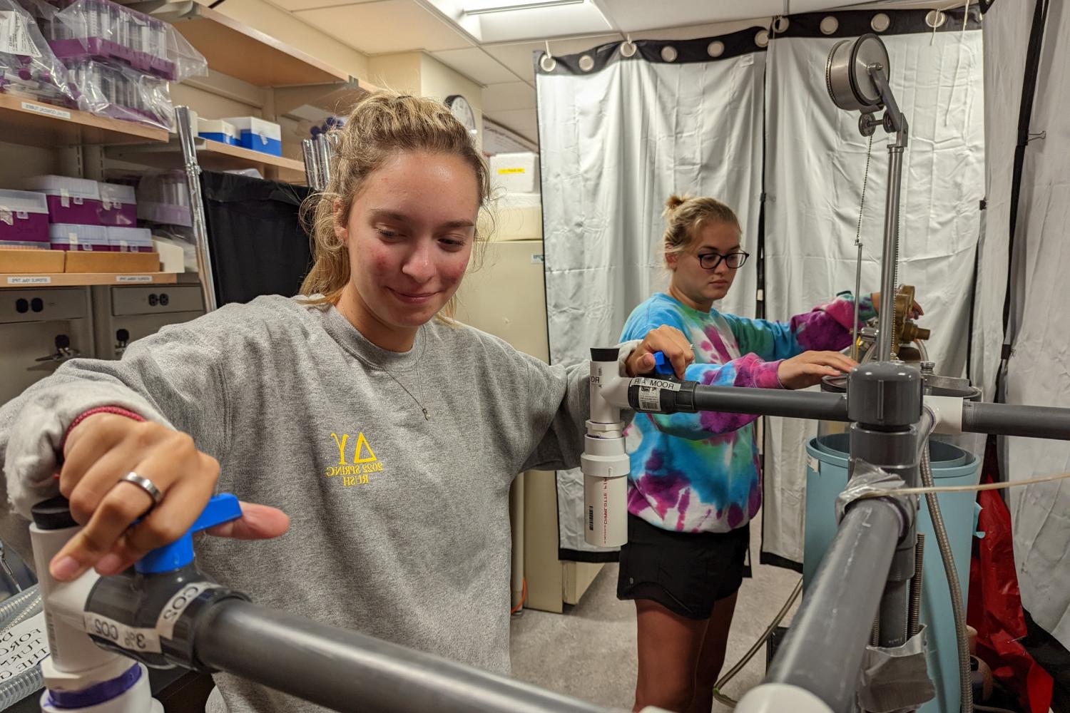 Students mixing CO2 in the Carthage neurophysiology laboratory as part of their Summer Undergraduate Research Experience.