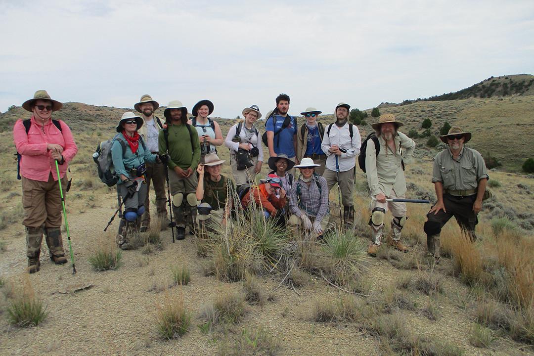 Students 和 faculty from Carthage 和 MIAD at the Croc 和 Gar locality, an extensive microvertebrate site.