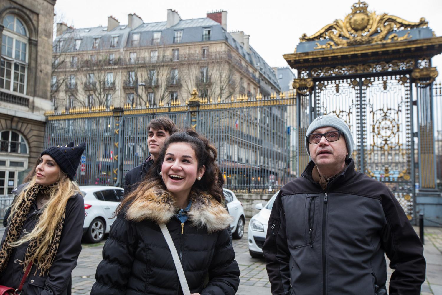 <a href='http://oezzuk.azarnewsonline.com'>全球十大赌钱排行app</a> French Professor Pascal Rollet leads students on a study tour in Paris.