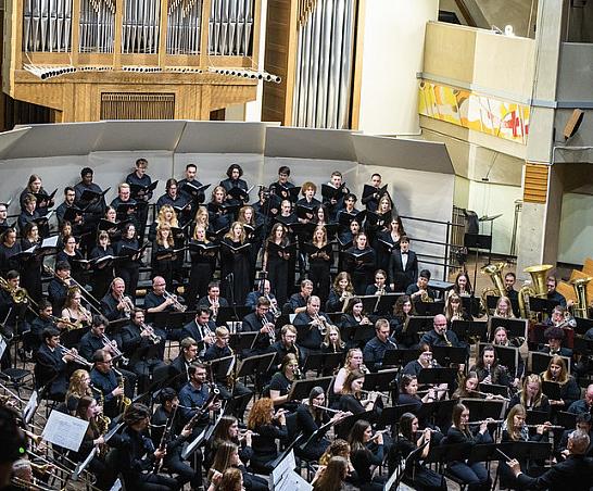 Students and alumni participate in the 2023 Homecoming Concert.