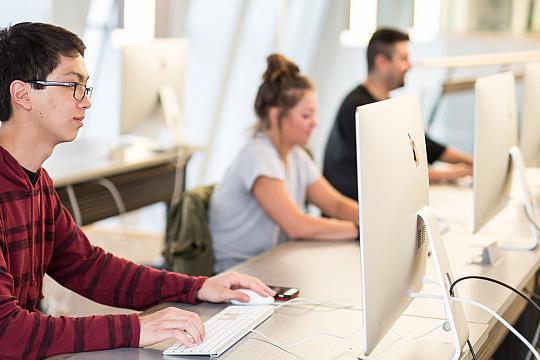 Students in the Mac Lab in Hedberg Library.